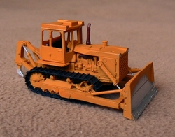 T130 Buldozer hydraulický s rozrývačem oranžový (model)