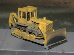 T130 Buldozer hydraulický s rozrývačem zablácený (model)