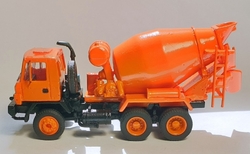 T-815 6x6 beton mix AM-179 oranžový (model) – boční pohled se zobrazením podvozku a bubnu domíchávače.
