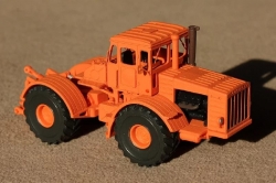 Kirowetz K700 těžký kolový traktor oranžový (model)