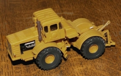 Kirowetz K700 těžký kolový traktor pískový (model)