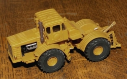 Kirowetz K700 těžký kolový traktor pískový (model)