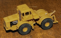 Kirowetz K700 těžký kolový traktor červený (model) - kopie