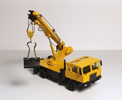 IFA Takraf ADK 125-3 autojeřáb žlutý (model) – jeřáb s vytaženým výložníkem a hákem, pohled shora zprava.