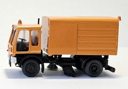 IFA KM 2301 zametací vůz (model) – boční pohled se zobrazením podvozku a zametací jednotky.
