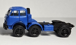 MAZ-520 experimentální tahač 6x2 (model) – modrý, boční pohled se zobrazením podvozku a náprav.