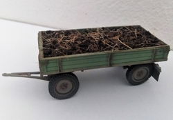 Traktorový vlek 3,5 tuny s nákladem hnoje (zelený patina model)