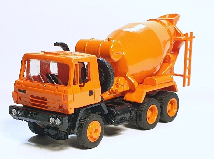 T-815 6x6 beton mix AM-179 oranžový (model) – pohled zepředu zleva na kabinu a buben domíchávače.
