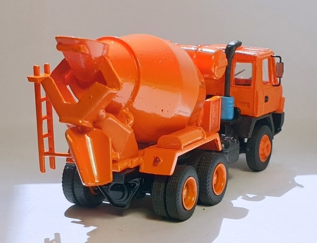 T-815 6x6 beton mix AM-179 oranžový (model) – pohled zezadu zprava na buben a výsypný žlab.