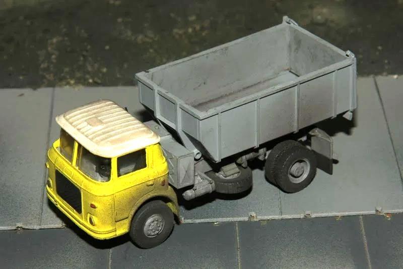 LIAZ MTSP24 lanový nosič kontejnerů se dvěma kontejnery žlutá patina (model)