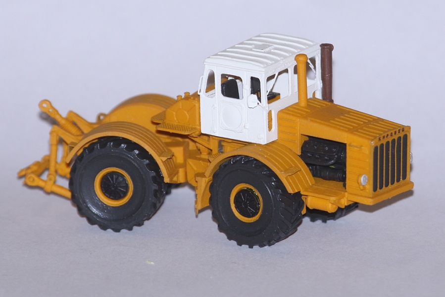 Kirowetz K700 těžký kolový traktor písková s bílou (model)