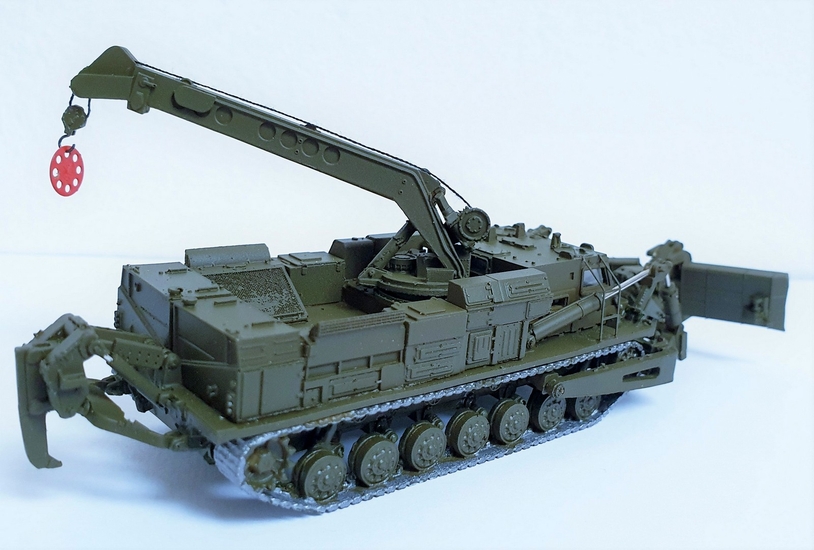 Ženijní vozidlo BAT-2 s buldozerovou radlicí a jeřábem (vojenský model)