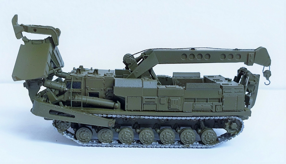 Ženijní vozidlo BAT-2 s buldozerovou radlicí a jeřábem (vojenský model)