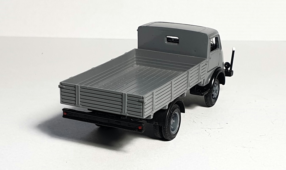 Horch H3 nákladní auto (model) – šedý valník, pohled zezadu zleva se zaměřením na ložnou plochu.
