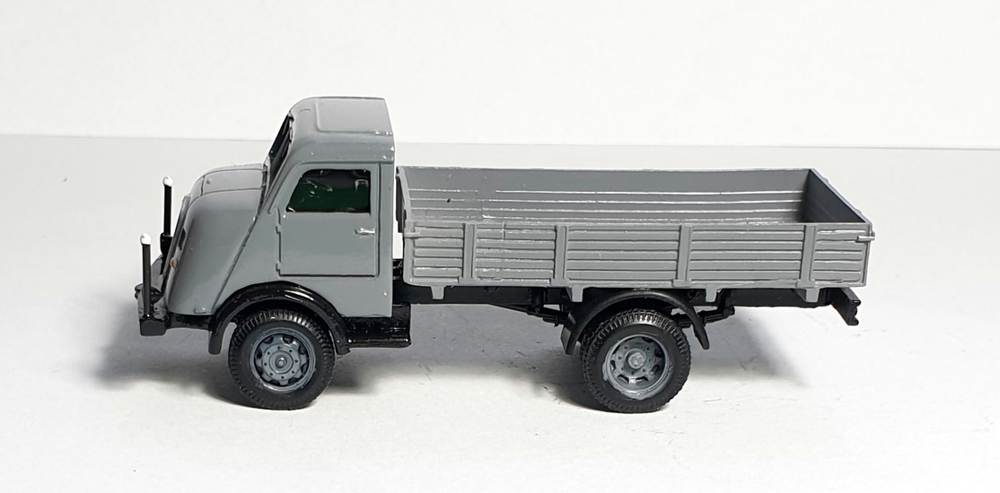 Šedý valník Horch H3 (model) – pohled ze strany se zaměřením na ložnou plochu a kola.