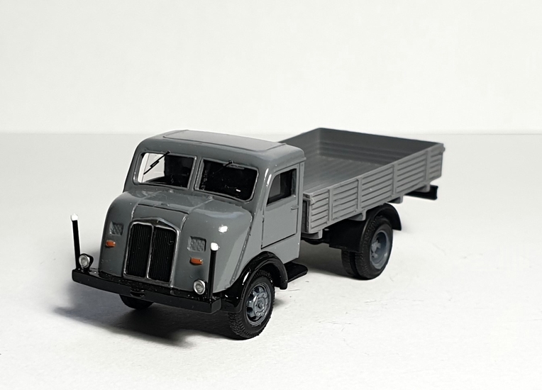 Horch H3 nákladní auto (model) – šedý valník, pohled zepředu zleva.