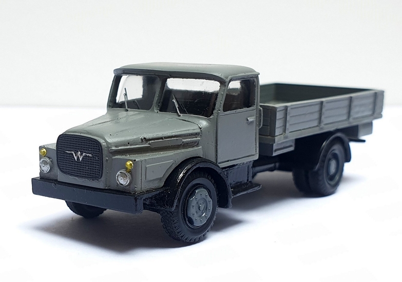 IFA LA 45 – šikmý pohled zepředu na šedý model nákladního auta (1:87).