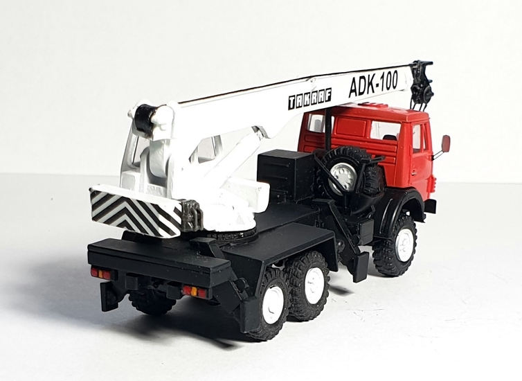Kamaz-43105 ADK-100 jeřáb