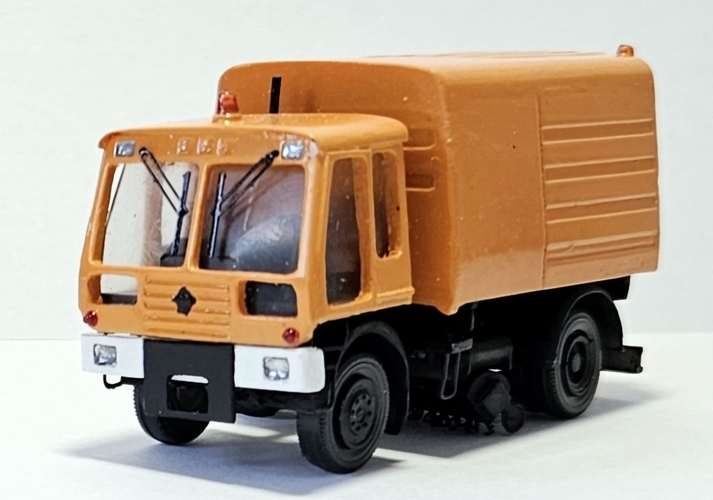 IFA KM 2301 zametací vůz (model) – pohled zepředu zleva na kabinu a nástavbu.