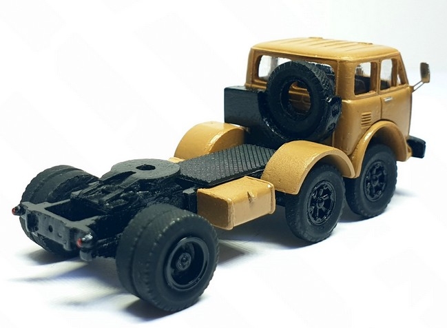 MAZ-520 experimentální tahač 6x2 pískový (model) – pohled zezadu zleva se zaměřením na točnu.