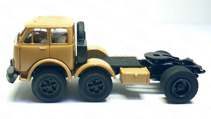 MAZ-520 experimentální tahač 6x2 pískový (model) – boční pohled se zobrazením podvozku a náprav.