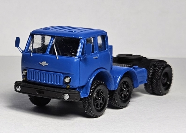 MAZ-520 experimentální tahač 6x2 (model) – modrý, pohled zepředu zleva.