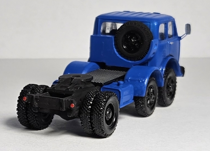 MAZ-520 experimentální tahač 6x2 (model) – modrý, pohled zezadu zprava se zaměřením na točnu.