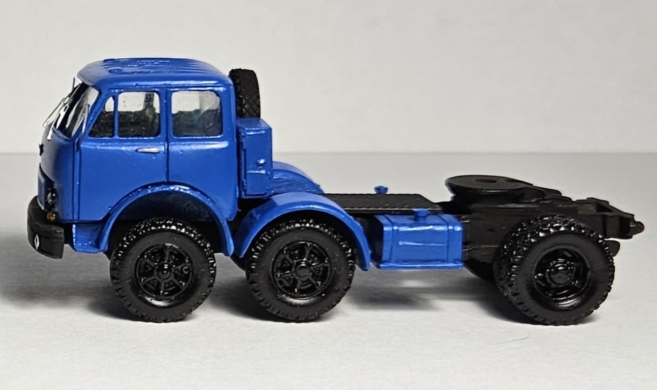 MAZ-520 experimentální tahač 6x2 (model) – modrý, boční pohled se zobrazením podvozku a náprav.