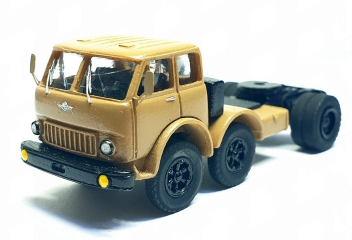 MAZ-520 experimentální tahač 6x2 (model) – pískový, pohled zepředu zleva.