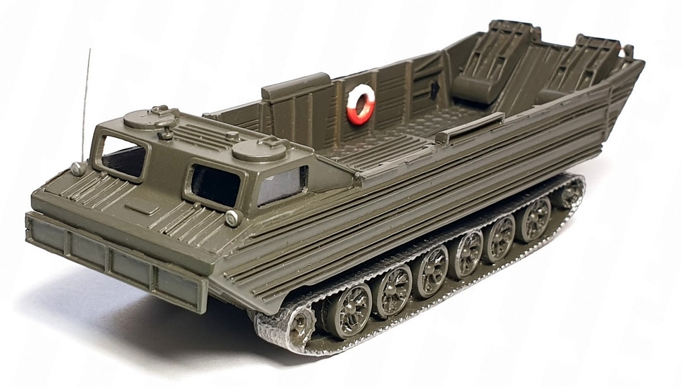 PTS-M pásové obojživelné vozidlo vojenské (model) – pohled zepředu zleva.