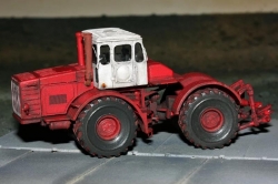 Kirowetz K700 těžký kolový traktor červený s bílou patina (model)
